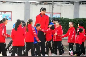 2米26！13岁女孩身高赶上姚明！男同学：长了6年还没她一年级时高图片