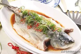 清蒸鱼，放盐腌或者直接蒸都不对，教你正确做法，鲜嫩入味无腥味图片