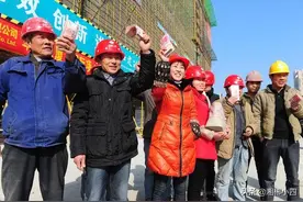建筑工日薪500元，却为什么说没钱过年？网友:农民工真会装！图片