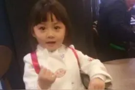 妈妈因出国把5岁女儿送乡下奶奶家，1月后来接娃，表示很意外图片