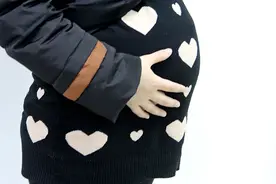 睡觉时手机放床头有辐射，时间长了容易致癌？放多远才没有辐射？图片