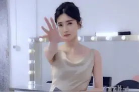 江疏影化妆间被“偷拍”，脱下西装露“光溜裙”不遮掩，身材在线图片