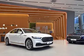 韩系也有D级车！起亚K9进店实拍，车长超5米，搭V8+8AT动力图片