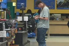 大哥你这衣服也只有在国外才敢这样穿吧，国内真的的见不着图片