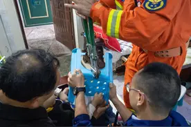 3岁娃手指卡进塑料凳后哭累睡着 消防员即将破拆成功时醒了……图片