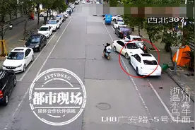 乐极生悲！男子喜提新车太“激动”，刚起步就撞上了图片