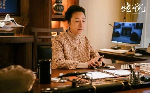 抛开狠角色，邬君梅这次竟在《燃烧》中演了个如此温柔的女精英