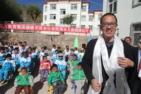 双减过后，俞敏洪惹人泪崩：因为淋过雨，所以不能忘记给别人撑伞图片