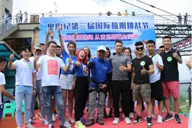 刺激！数万游客奥陶纪300米悬崖见证极限荡绳图片