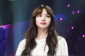 Lisa身穿白色层褶连衣裙，棕咖腰带为点睛之笔，突出眼线点亮整体图片