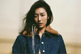 组图：每一面都很美！“表姐”刘雯《红秀》12周年刊封面大片图片