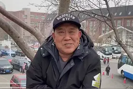 娱乐圈“丑爸”和漂亮女儿，反派专业户杜旭东，65岁含饴弄孙图片