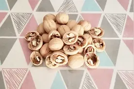 核桃好吃，皮却很难剥，教你一招，皮再硬也不怕视频封面