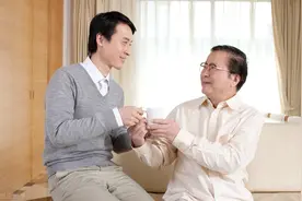 女婿照顾卧床岳父十二年，房子留给儿子，结局让人心疼图片