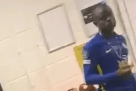 笑喷！切尔西更衣室狂欢庆祝夺冠！坎特角落偷吃披萨，看惯大场面图片