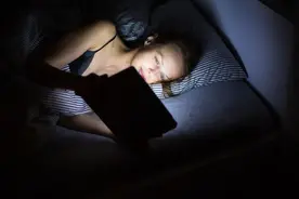 熬夜时心脏咯噔一下，不要掉以轻心，小心是猝死信号图片