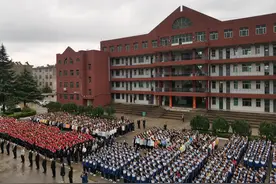 高举旗帜、响应号召、奋进新时代、启航新征程——潼关中学举行新学年主题升旗仪式图片