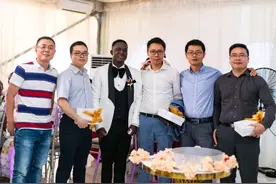 三个女生陪我一起闯非洲图片