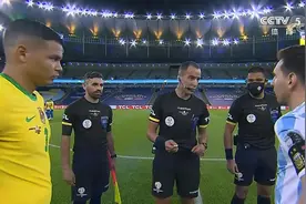 1-0夺冠！梅西跪在地上掩面而泣，所有人跑向梅西，内马尔笑了图片
