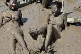 以色列的“奇葩”节日，美女一起玩泥巴，男游客：比泼水节刺激图片