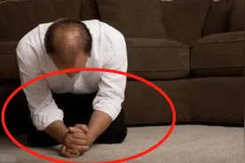 丈夫照顾产后妻子，偶然看到肚子后，他“噗通”跪下痛哭：对不起图片