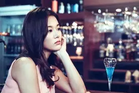 被停职的男科女医生，在阳朔邂逅小她十岁的酒吧老板图片