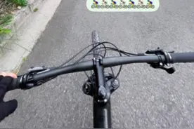 霍启刚夫妇分头带娃，男方带儿骑行，郭晶晶穿99元鞋陪女儿接地气图片