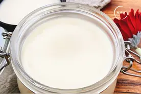 熬猪油时，只加水就错了！多加2味，猪油更香更白，放1年不坏图片