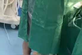 他裤子掉地却不自知，没人嘲笑！唯有敬意，瑞思拜图片