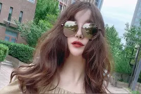 沈腾一家罕露面，亲姐颜值身材堪比明星，父母试新车却没带儿子图片