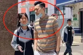 “最嫩老爸”火了，接女儿放学被误认是情侣，女儿：这是我爹图片