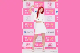 穿上羽毛高跟鞋的Red Velvet姜涩琪，搭配白色套装露腹露腿太撩了图片