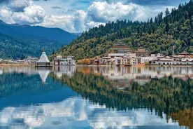 高原上建起国际旅游小镇 农牧民捧稳“金饭碗”图片