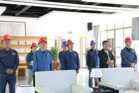国家电网甘肃省电力公司成县供电公司经理邓小明一行人走访陇小南图片