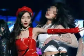 吴宣仪穿白色网袜跳舞，袜子勾在一起成蜘蛛网，场面好笑又尴尬图片