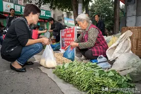 老年人摆摊不容易，不懂手机支付，钱都去了哪里图片