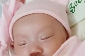 宝宝吃手指不卫生应该制止吗？原来是否需要制止还要分年龄的图片