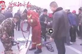 秦皇岛市昌黎县一拖车侧翻 2人被困视频封面