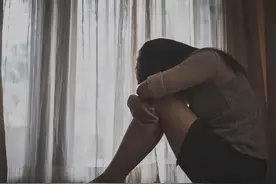 女子患产后抑郁，发病期用铁链将侄子侄女绑车上推下河致其溺亡！更多细节披露图片