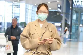 陈乔恩戴金边眼镜显温柔知性，调皮和粉丝对拍鬼马可爱图片