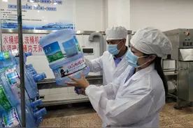 40万桶桶装水“换新装”，沿江派出所为了反诈宣传也是拼了！图片