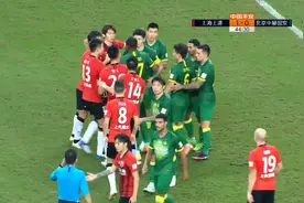 中超又现奇葩一幕！国安大将下黑脚，队友围堵裁判+指责对手假摔图片