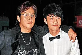 谭咏麟干儿子大排档唱歌被嘲落魄！出身富裕家庭，伯父是泰迪罗宾图片