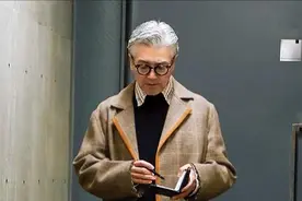 有时尚感的人太吸睛了！这位50+的大叔，穿出了20+的潮酷图片