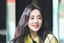 Kylie和杨幂撩发的瞬间，蓬松的头发成功引起了我的注意！图片