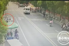 南昌：奶奶接孙女放学，结果“接”走了书包，落下了孙女图片
