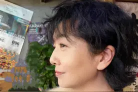 53岁江珊罕见晒照令人惊艳，二婚嫁小3岁男星获女儿支持图片