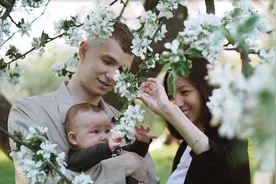 心理学：小时候爱笑的男宝，长大后却不爱笑！女宝截然相反？图片