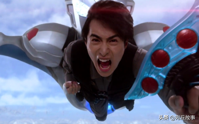 《泽塔奥特曼剧场版》中，官方牺牲赛罗，小金人可能利用恶魔碎片