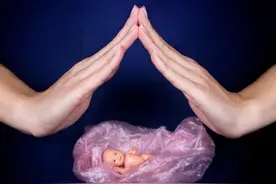 姥姥带娃3年要回家，孩子怀里不松手，姥姥带娃的心酸谁能懂图片
